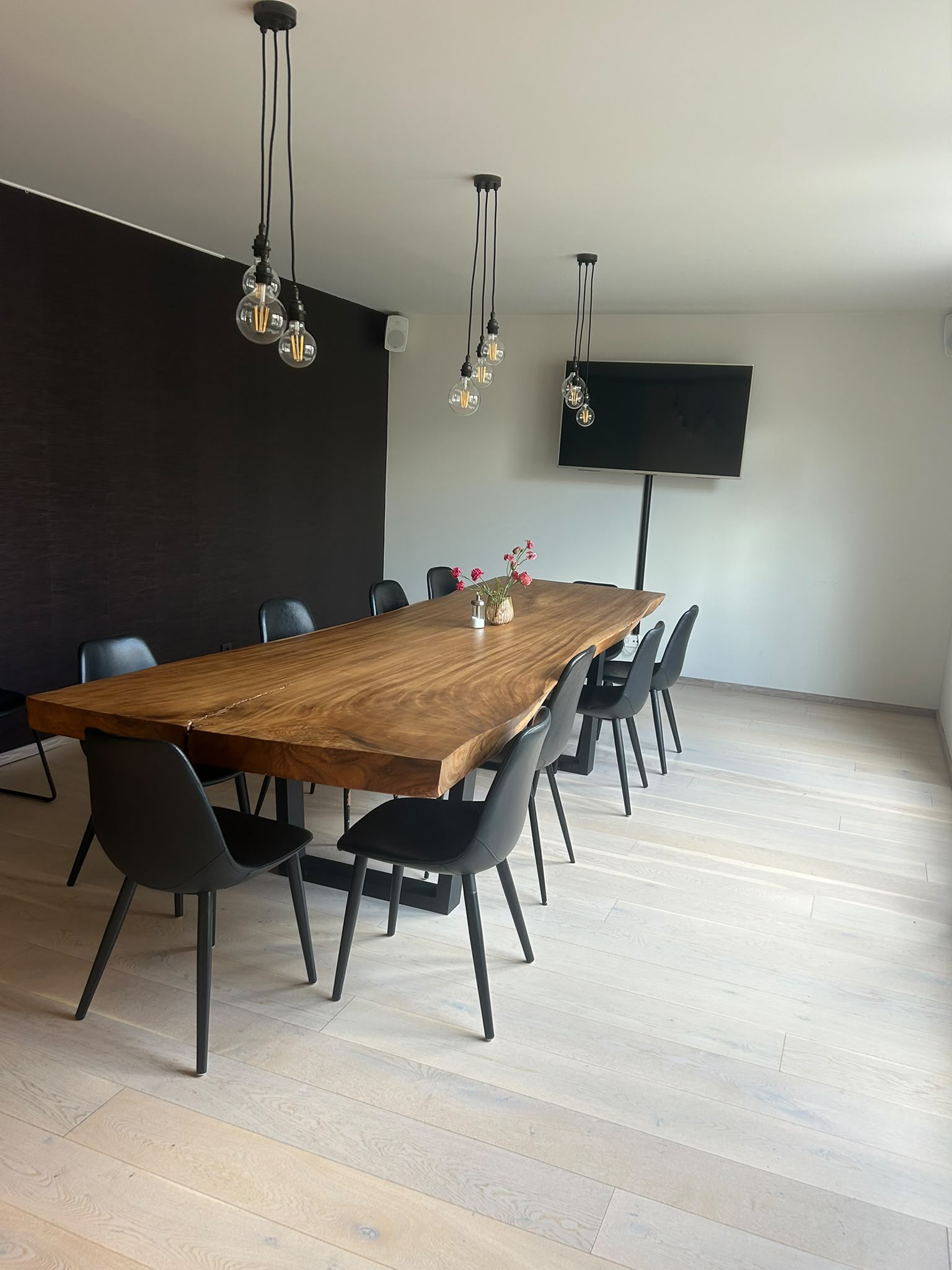 Het zaaltje van Blend met lange houten tafel